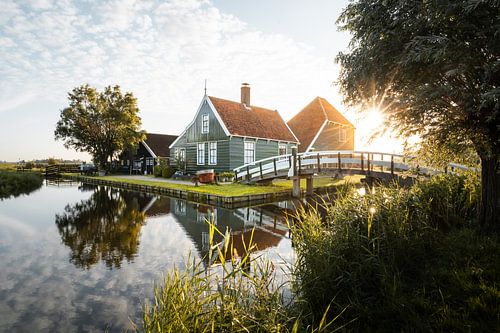Zaanse huisjes in ochtendlicht – Hollandse rust aan het water