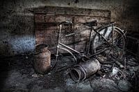 Een oude fiets op een verlaten zolder