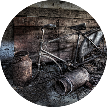 Een oude fiets op een verlaten zolder