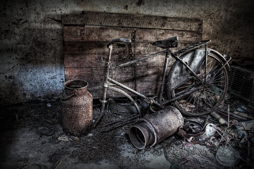 Ein altes Fahrrad in einem verlassenen Dachboden von Eus Driessen