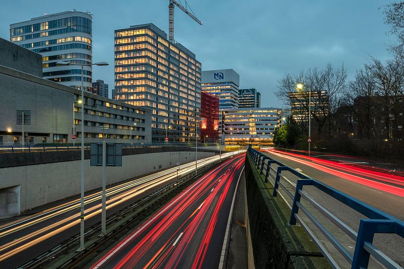 Utrechtse Baan in Den Haag bij avond by Rob IJsselstein