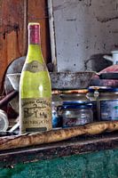 stillleben hdr urbex leere flasche wein auf tischplatte