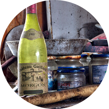 stilleven hdr urbex lege fles wijn op het aanrecht