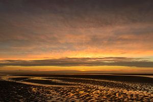 Kleurrijke zonsondergang op het strand van het eiland Schiermonnikoog van Sjoerd van der Wal Fotografie