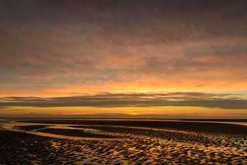 Kleurrijke zonsondergang op het strand van het eiland Schiermonnikoog