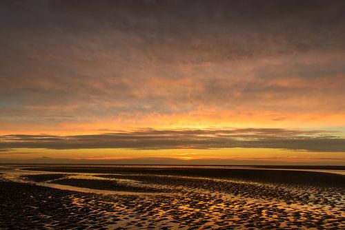 Coucher de soleil coloré sur la plage de l'île de Schiermonnikoog