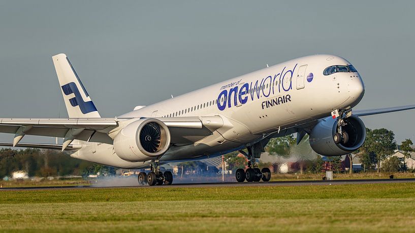 Landing Finnair Airbus A350-900 in Oneworld livery. by Jaap van den Berg