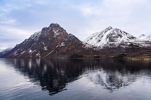 Bergen en rotsen in de winter bij Harstad in Noorwegen