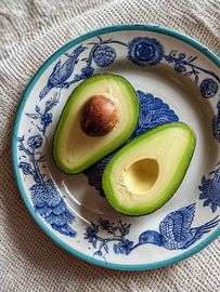 Verse avocado op een bord van IamHome Studio