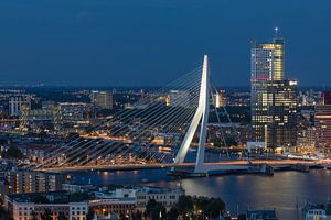 De Erasmusbrug en Maastoren in Rotterdam tijdens het blauwe uurtje van MS Fotografie | Marc van der Stelt