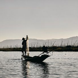 Vissers met één been op Inle Lake van Marianne Kiefer PHOTOGRAPHY