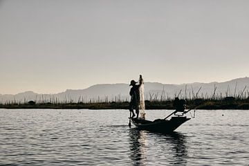 Vissers met één been op Inle Lake van Marianne Kiefer PHOTOGRAPHY