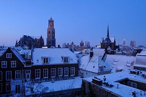Het besneeuwde centrum van Utrecht in de ochtend met de Domkerk en Domtoren van Donker Utrecht
