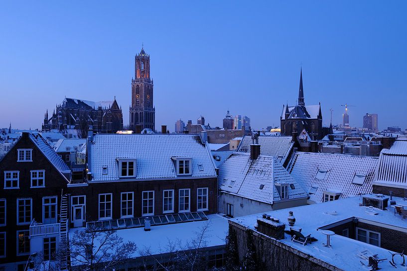 Das verschneite Zentrum von Utrecht am Morgen mit der Domkirche und dem Domturm von Donker Utrecht
