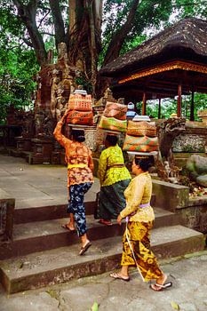 Offerdragers op een tempeltrap, Bali