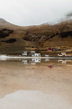 Berg weerspiegeling met Noorse huizen
