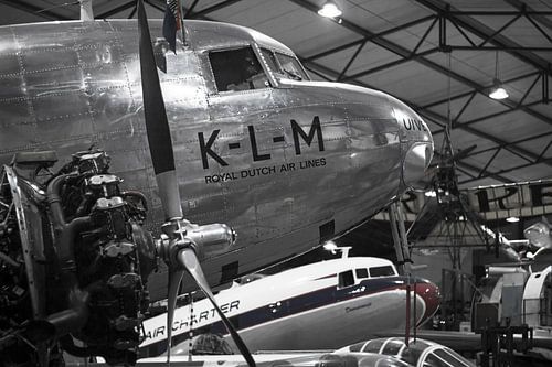 Dc-2 Douglas dans le hangar