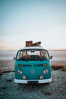 Volkswagen busje voor het grootste, en tevens zoute, meer van Turkije | Print aan de muur