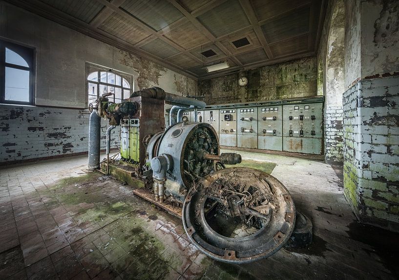 Controlekamer in oude fabriek van Inge van den Brande