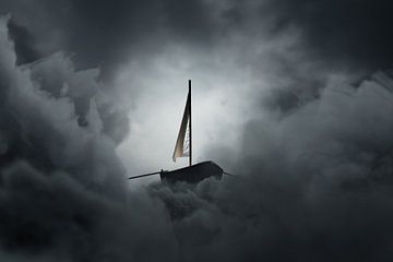 Verlaten zeilboot drijft op grijze wolkenzee van Besa Art