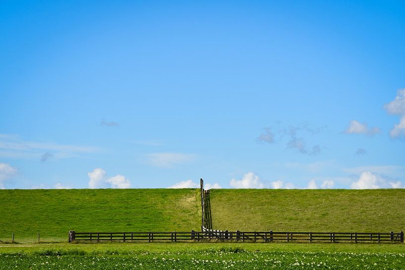 ein blauer Himmel an der Uferpromenade von Double u photography