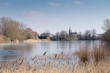In de Ooijpolder, het water en op de achtergrond een kerkje, Het is winter en koud. van Lieke van Grinsven van Aarle