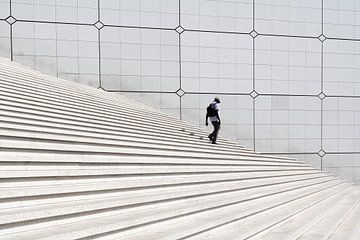 Mann geht eine Treppe hinunter von Bob Janssen