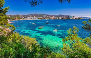 Het eiland Mallorca, zeegezicht van het strand van Magaluf, Spanje Middellandse Zee van Alex Winter