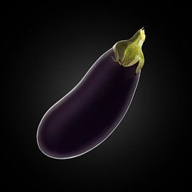 Aubergine auf schwarzem Hintergrund