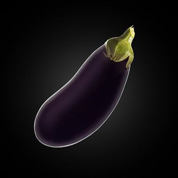 Aubergine auf schwarzem Hintergrund