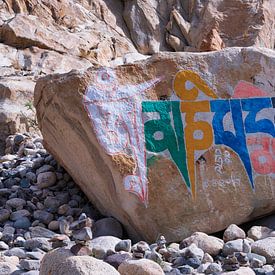 Mani-Stein mit der eingravierten tibetanischen Mantra Om Mani Padme Hum, Nubra Valley, Ladakh von Walter G. Allgöwer