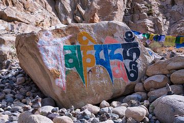 Manisteen gegraveerd met de Tibetaanse mantra Om Mani Padme Hum, Nubravallei, Ladakh van Walter G. Allgöwer