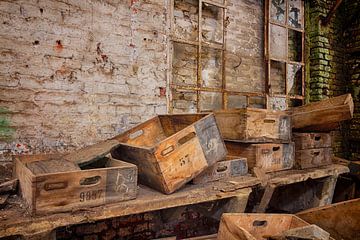 Urbex: Särge in einer verlassenen Kristallfabrik von Carola Schellekens