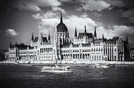 Budapester Parlament am Donauufer in Schwarz und Weiß von Andreea Eva Herczegh Miniaturansicht