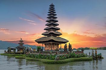 Temple Ulun Danu, lac Beratan à Bali en Indonésie au coucher du soleil