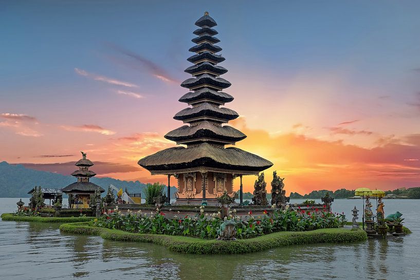 Temple Ulun Danu, lac Beratan à Bali en Indonésie au coucher du soleil par Eye on You