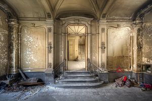 Entrée d'un château abandonné en Belgique. sur Roman Robroek - Photos de bâtiments abandonnés