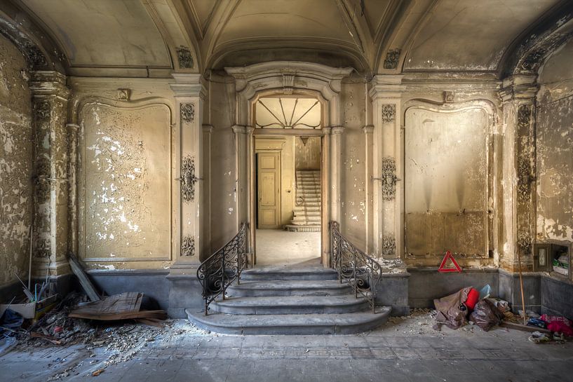Eingang eines verlassenen Schlosses in Belgien. von Roman Robroek – Fotos verlassener Gebäude