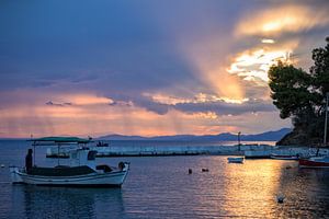 Soleil et pluie pendant le coucher du soleil sur Miranda van Hulst