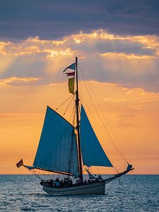 Sailing ship on the Baltic Sea in Warnemuende, Germany sur Rico Ködder