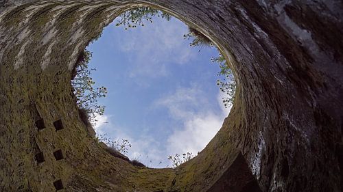 Zicht op de hemel in een vervallen toren