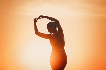 Yoga tijdens zonsondergang van Mijke Bressers