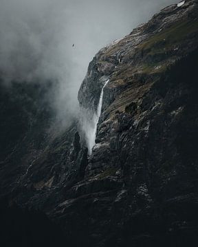Idyllische Landschaft in der schönen Schweiz mit Wasserfall. von Glenn Slabbinck
