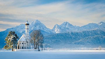 Kerkje in Beieren in de winter van Michael Abid