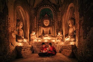 Jeune moine dans les temples de Bagan sur Roland Brack