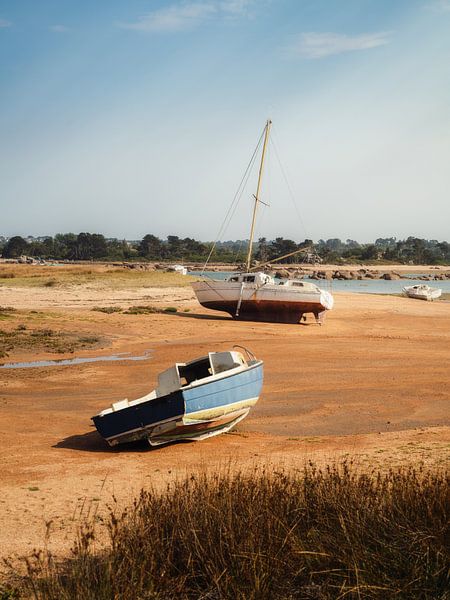 Bootjes op het droge in Bretagne van Daniël de Jong