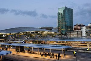 Moreelsebrug - Hauptbahnhof Utrecht in der blauen Stunde von Marianne van der Zee