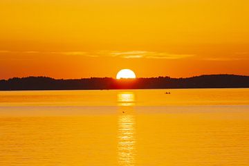 Coucher de soleil sur le lac Chiemsee sur Walter G. Allgöwer