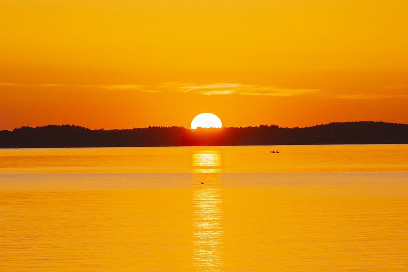 Zonsondergang aan de Chiemsee van Walter G. Allgöwer
