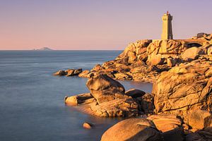 Sonnenuntergang am Leuchtturm von Mean Ruz, Bretagne, Frankreich